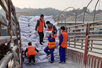 協同增效，保障運輸——云天化磷化集團飼鈣銷售團隊積極參與鐵路裝車及貨物打包服務